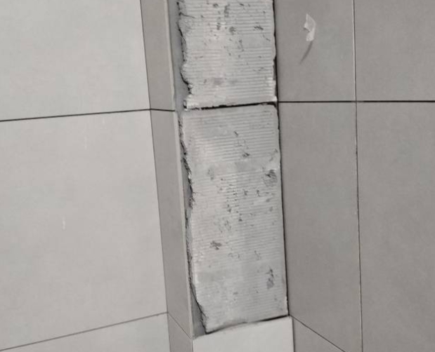 潮南瓷砖空鼓维修公司分享下瓷砖施工前基层浇水润湿程度不足，可能导致以下问题